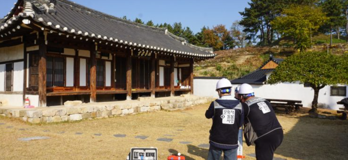 문화재 돌보미들이 한옥 문화재를 관리하고 있다. 