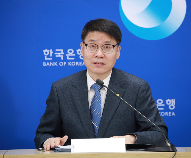 이상형-한국은행-부총재보가-14일-오전-서울-중구-한국은행에서-열린-통화신용정책보고서2023년-12월-설명회에서-발언하고-있다사진한국은행